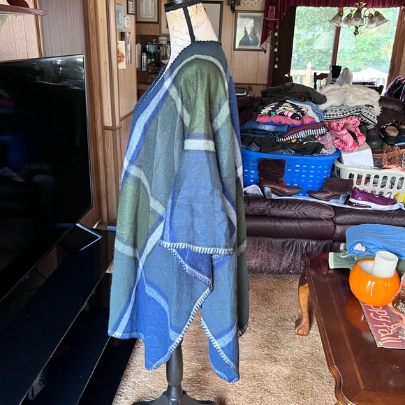 Plaid WOOLRICH Shawl Blanket Wrap Poncho ~ One Size Fits All. - Picture 10 of 15